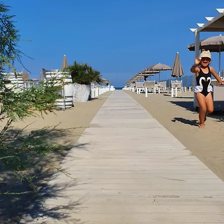 奥斯特洛斯特拉玛琳娜假日公园 旅馆 *